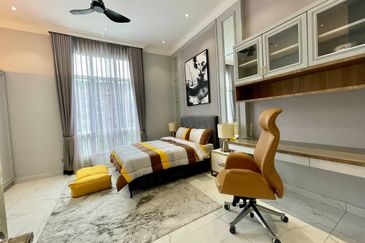 LUXORIOUS 3 STOREY BUNGALOW HOUSE, PUTRA HILL, BANGI