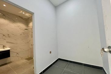 LUXORIOUS 3 STOREY BUNGALOW HOUSE, PUTRA HILL, BANGI