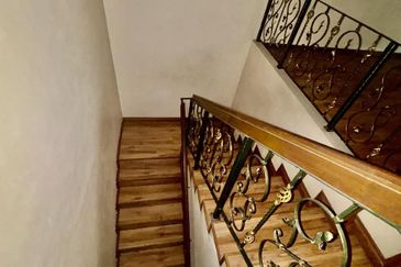 Jalan Suasana, Bandar Tun Hussein Onn