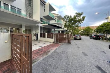 Super Cheap Fully Furnished 3 Storey Semi D , 1080 Residence Prima Saujana Kajang 