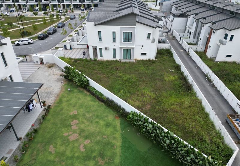 HUGE LAND Corner Lot 2 Storey Aria, Alam Impian