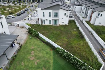 HUGE LAND Corner Lot 2 Storey Aria, Alam Impian