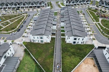 HUGE LAND Corner Lot 2 Storey Aria, Alam Impian