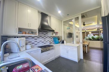 Fully Renovated End Lot 2 Storey Terrace at Orkestra, Alam impian