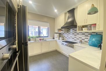 Fully Renovated End Lot 2 Storey Terrace at Orkestra, Alam impian