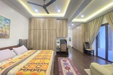 Fully Renovated End Lot 2 Storey Terrace at Orkestra, Alam impian