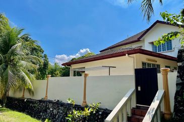 NON BUMI LOT CORNER DOUBLE STOREY SEMI D JALAN TENGKU AMPUAN BASIK SEKSYEN 9 SHAH ALAM 