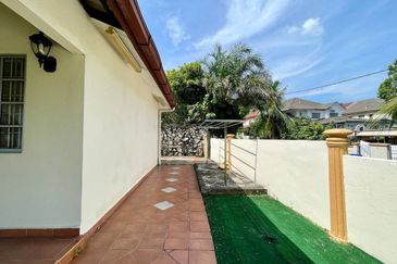 NON BUMI LOT CORNER DOUBLE STOREY SEMI D JALAN TENGKU AMPUAN BASIK SEKSYEN 9 SHAH ALAM 