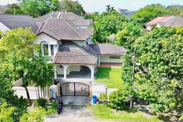NON BUMI LOT CORNER DOUBLE STOREY SEMI D JALAN TENGKU AMPUAN BASIK SEKSYEN 9 SHAH ALAM 