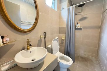 Town House 1.5 Storey Fully Furnished Jalan Kelip-Kelip Desa Tropika Shah Alam 