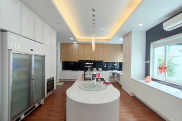 Exclusive Three Storey Bungalow Bandar Sungai Long Cheras 