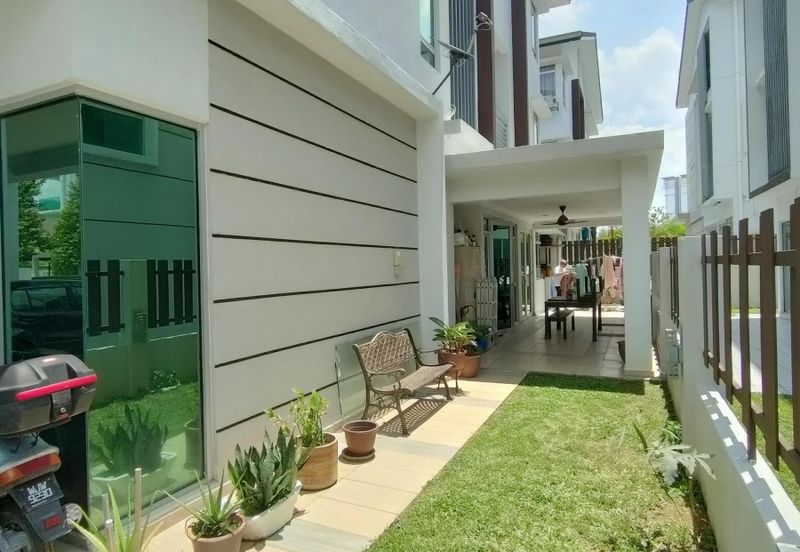 FULLY RENOVATED 3 STOREY SEMI D , 1080 RESIDENCE KAJANG 