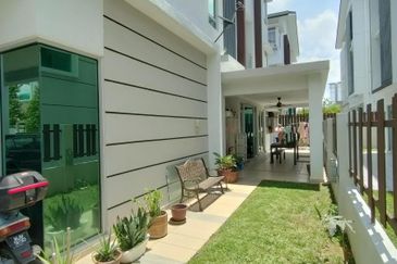 FULLY RENOVATED 3 STOREY SEMI D , 1080 RESIDENCE KAJANG 
