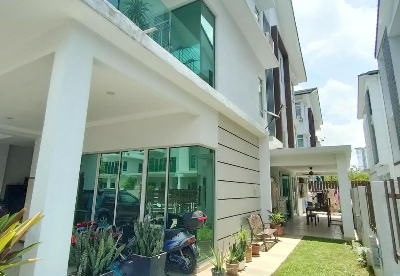 FULLY RENOVATED 3 STOREY SEMI D , 1080 RESIDENCE KAJANG 