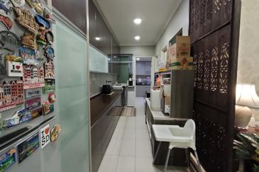 FULLY RENOVATED 3 STOREY SEMI D , 1080 RESIDENCE KAJANG 