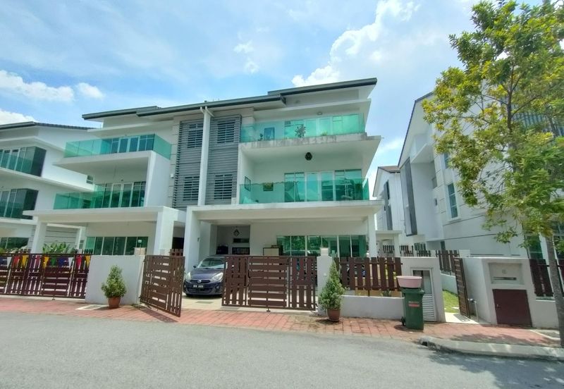 FULLY RENOVATED 3 STOREY SEMI D , 1080 RESIDENCE KAJANG 