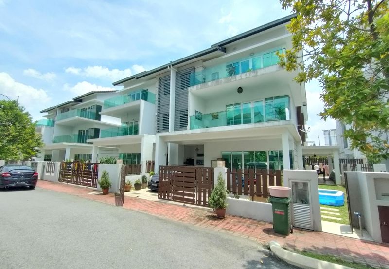FULLY RENOVATED 3 STOREY SEMI D , 1080 RESIDENCE KAJANG 