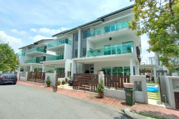 FULLY RENOVATED 3 STOREY SEMI D , 1080 RESIDENCE KAJANG 