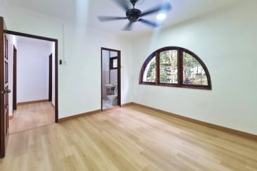 Newly Refurbish 2 Storey Semi Detached House at Taman Pinggiran Ukay