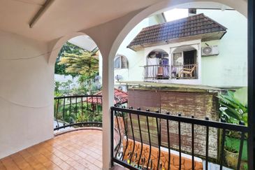 Newly Refurbish 2 Storey Semi Detached House at Taman Pinggiran Ukay