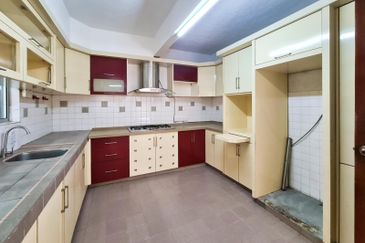 Newly Refurbish 2 Storey Semi Detached House at Taman Pinggiran Ukay