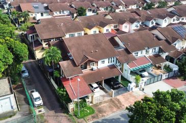 Renovated Facing Open End Lot 2 Storey Terrace at Laman Putra, Putra Height