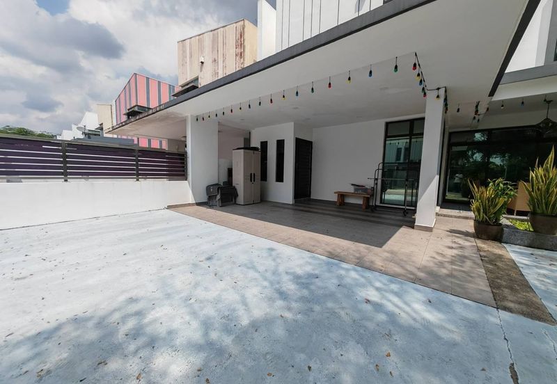 Maple Red, Adda Heights