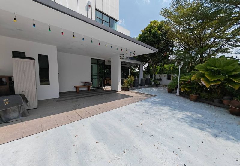 Maple Red, Adda Heights