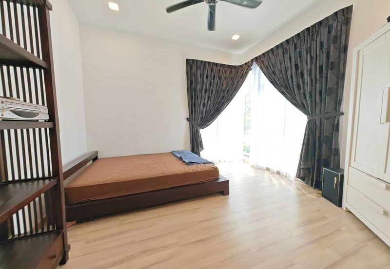 Maple Red, Adda Heights