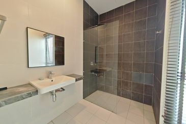 Maple Red, Adda Heights