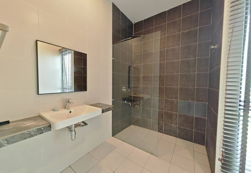 Maple Red, Adda Heights