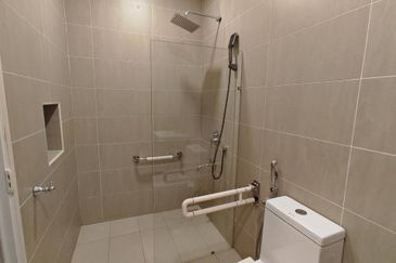 Maple Red, Adda Heights