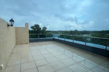 Forest City Golf Resort, Gelang Petah