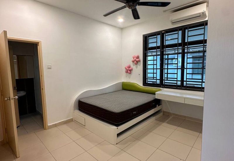 Maple Red, Adda Heights