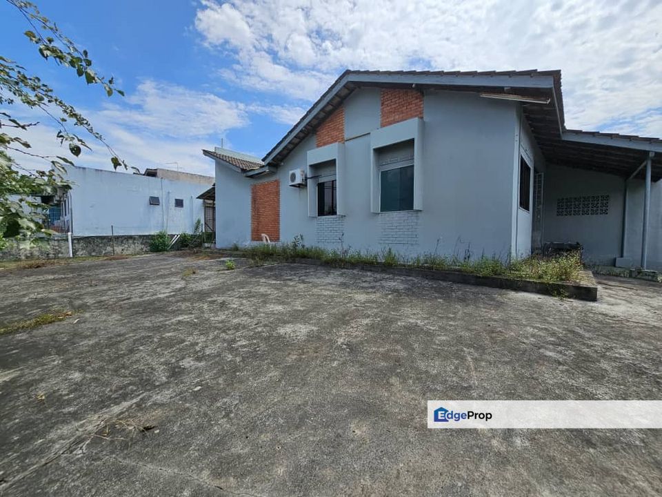 Single Storey Corner Lot for Sale Jalan Temenggong Taman Ungku Tun Aminah, Johor, Skudai