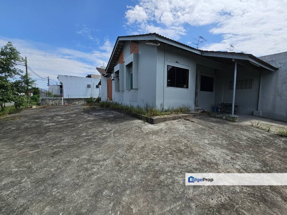 Single Storey Corner Lot for Sale Jalan Temenggong Taman Ungku Tun Aminah, Johor, Skudai