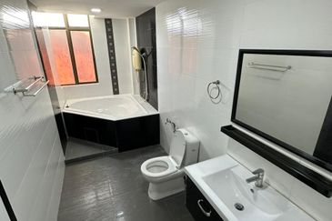 Maple Red, Adda Heights