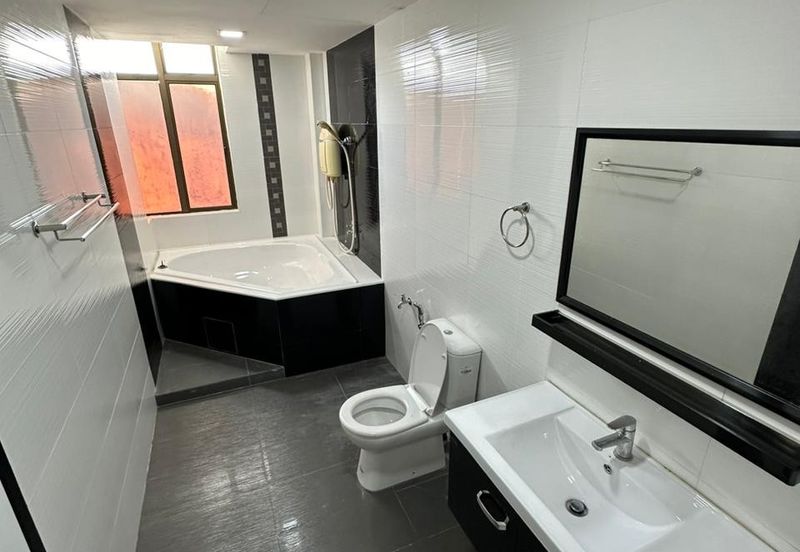 Maple Red, Adda Heights