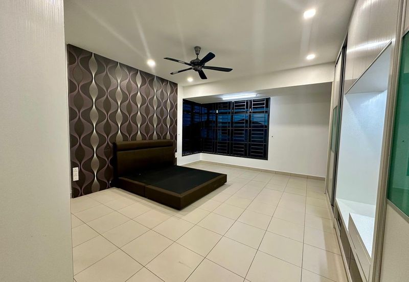 Maple Red, Adda Heights