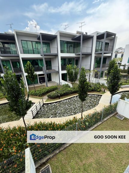 Luxurious 3 Storey Superlink House at Residensi Bayou Leisure Farm , Johor, Gelang Patah