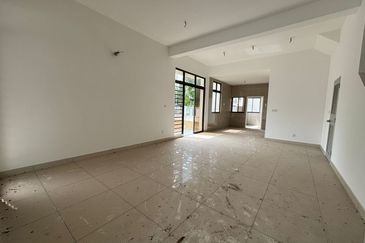 Horizon Hills Double Storey Terrace House For Sale 
