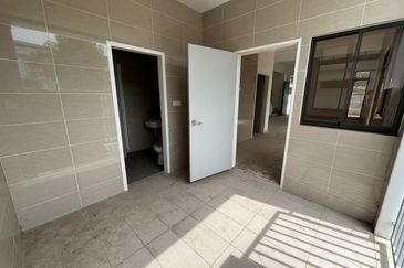 Horizon Hills Double Storey Terrace House For Sale 