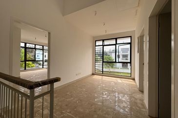Horizon Hills Double Storey Terrace House For Sale 