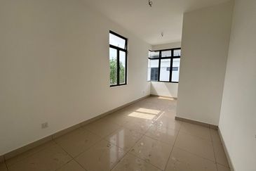 Horizon Hills Double Storey Terrace House For Sale 