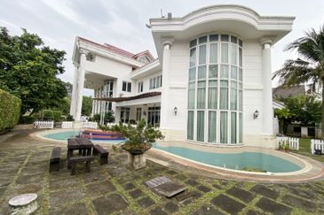 Stulang Laut / Darat