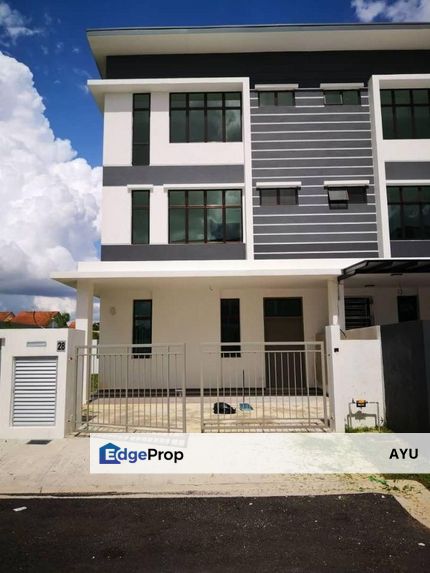 Taman Mutiara Mas, Skudai / 3 Storey Cluster House / Endlot With Huge Land, Johor, Skudai