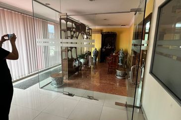 Commercial Bungalow Facing Main Road @ Petaling Jaya Section 13, Selangor