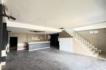 3rd Storey Shop bangalow facing main road