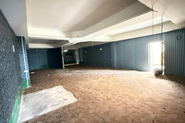 3rd Storey Shop bangalow facing main road