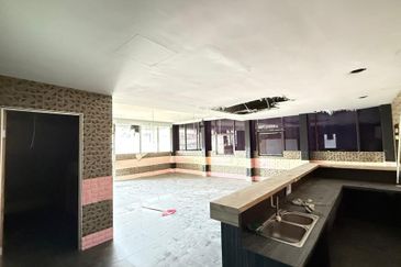 3rd Storey Shop bangalow facing main road